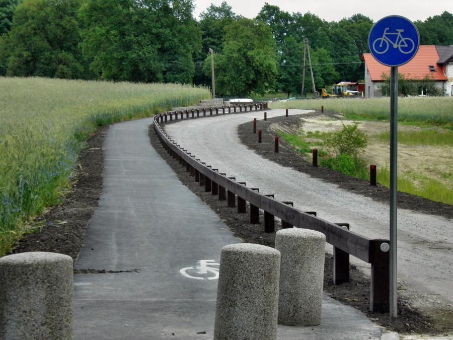 Ścieżka rowerowa biegnąca od strony Dobrej, między Bukiem a Łęgami.