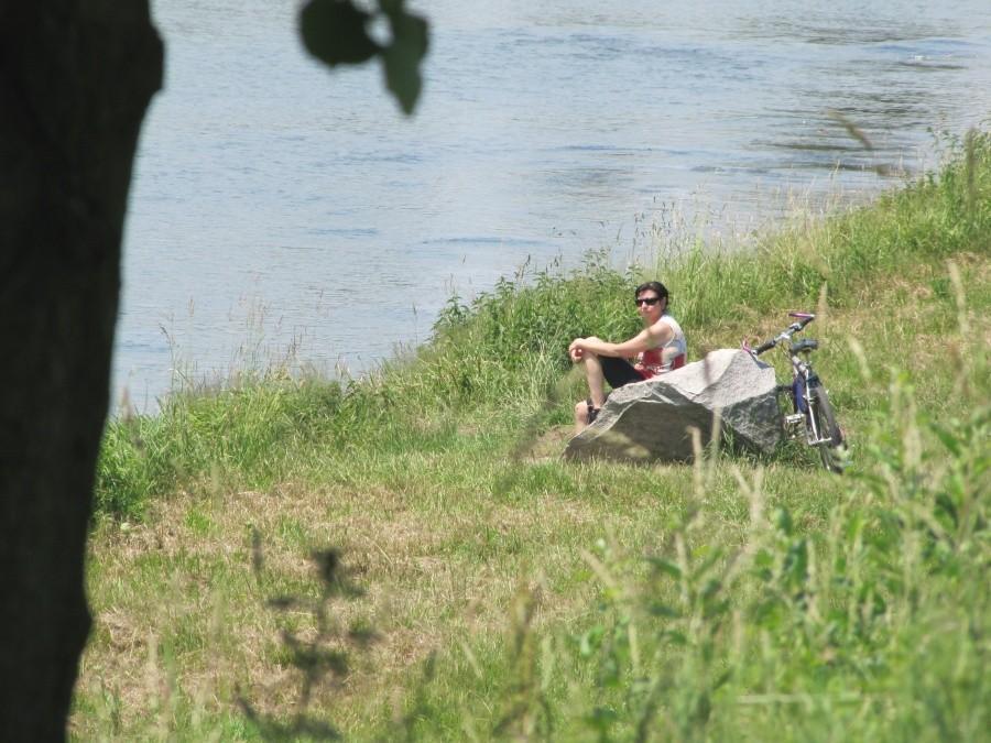 Bikerka odpoczywa nad rzeką Opavą