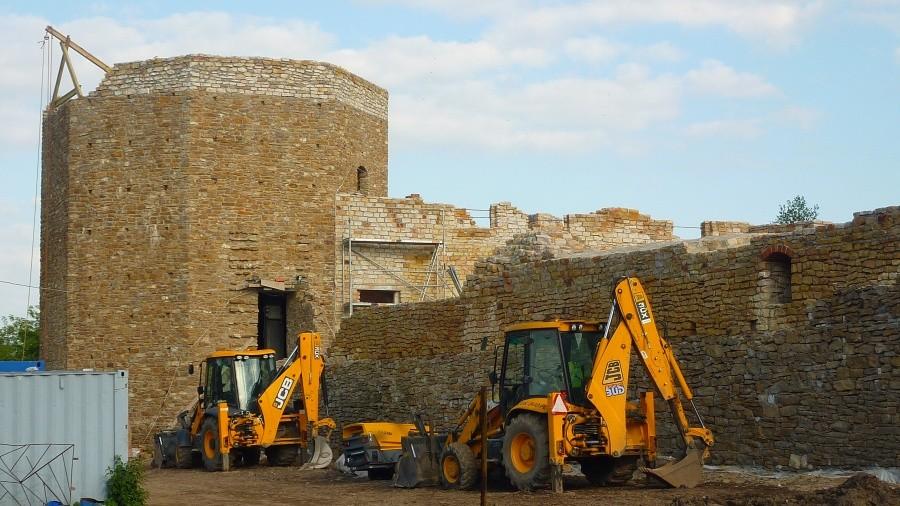 Rozbudowa i renowacja ruin trwa w najlepsze...