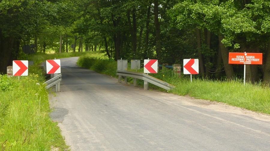 Rzeka Rawka miała tu niespełna 1,5 metra szerokości