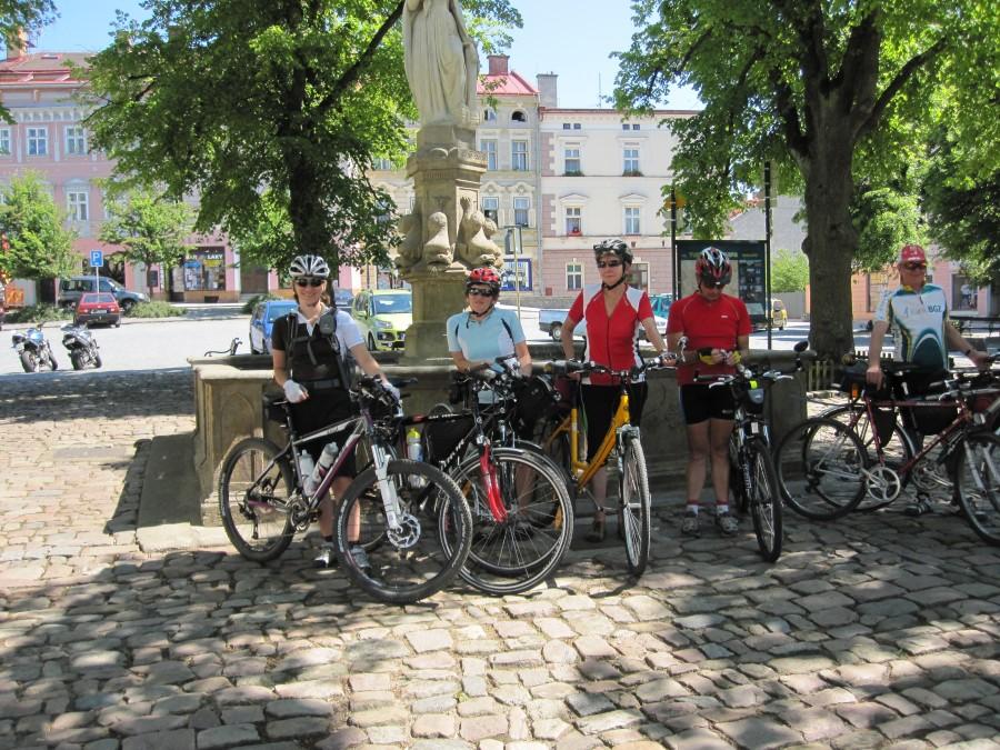Przy fontannie na rynku w Kralikach (Czechy)