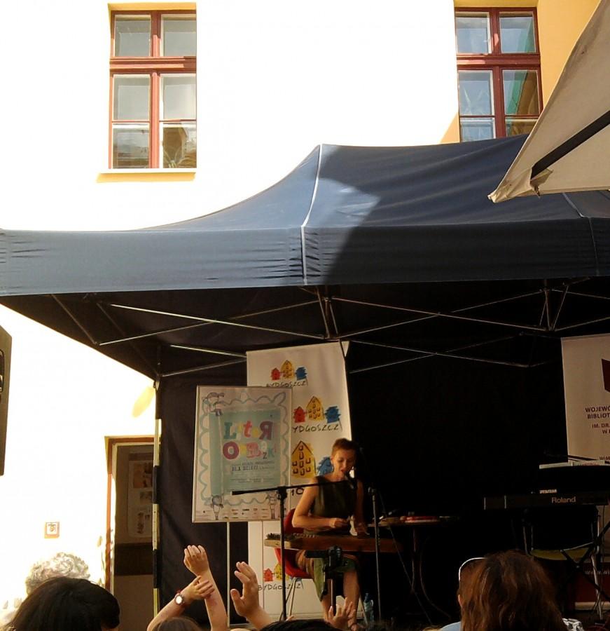 Ania Broda koncertuje na dziedzińcu bydgoskiej biblioteki