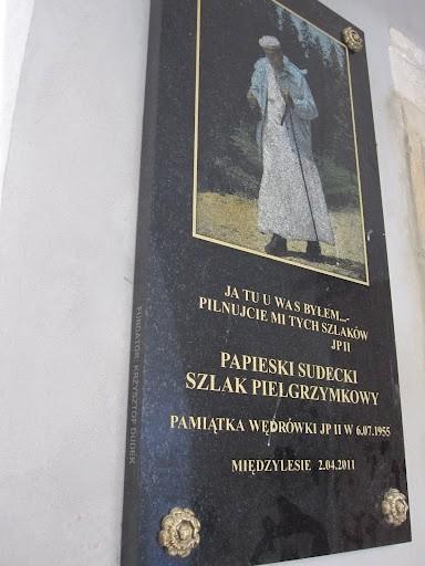 tablica na kościele w Międzylesiu