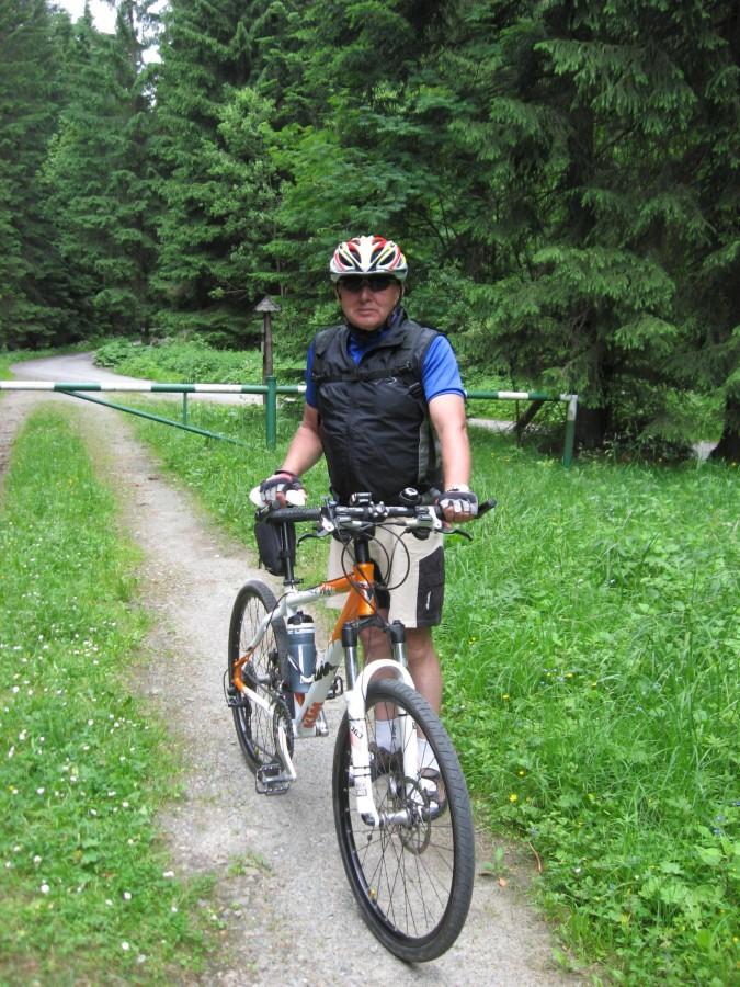 Początek leśnej drogi na zielonym szlaku rowerowym z Karłowa do Batorówka