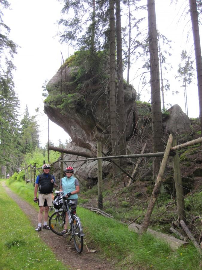 Skała na zielonym szlaku rowerowym