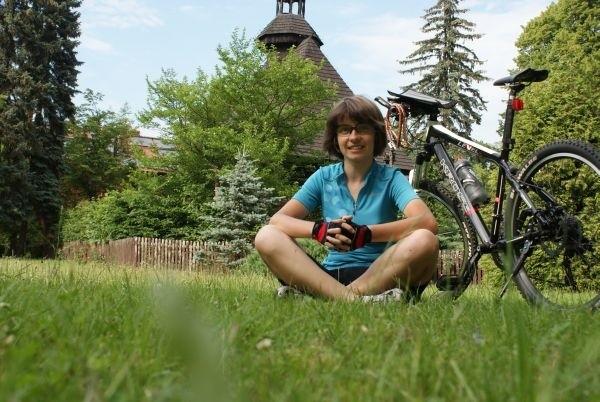 na tle drewnianego kościółka w Spale//zdjęcie nie profesjonalne, nie miałam co podłożyć pod aparat//