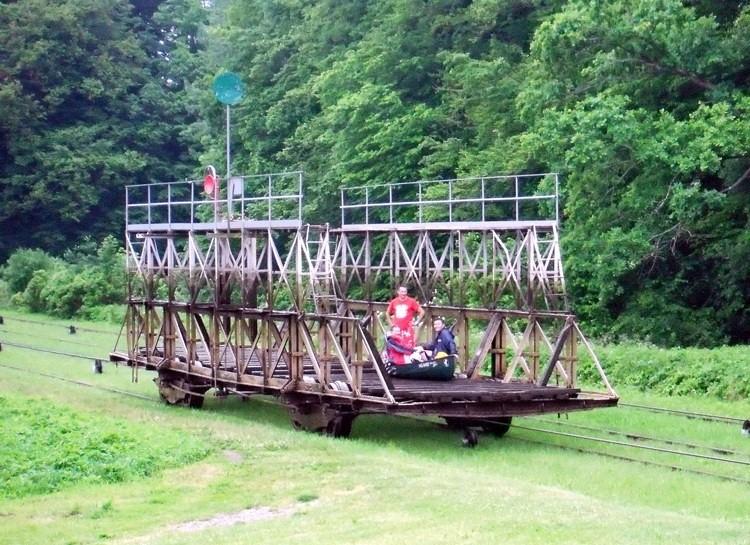 Jednostka pływająca korzystająca z pochylni