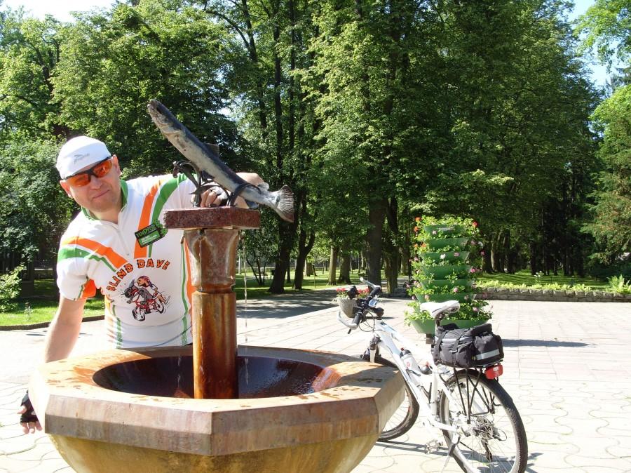 Długopole Zdrój i park zdrojowy, pierwszy relaks na trasie, napełnienie bidonów i nie tylko ;) pyszną zimną żelazową wodą.