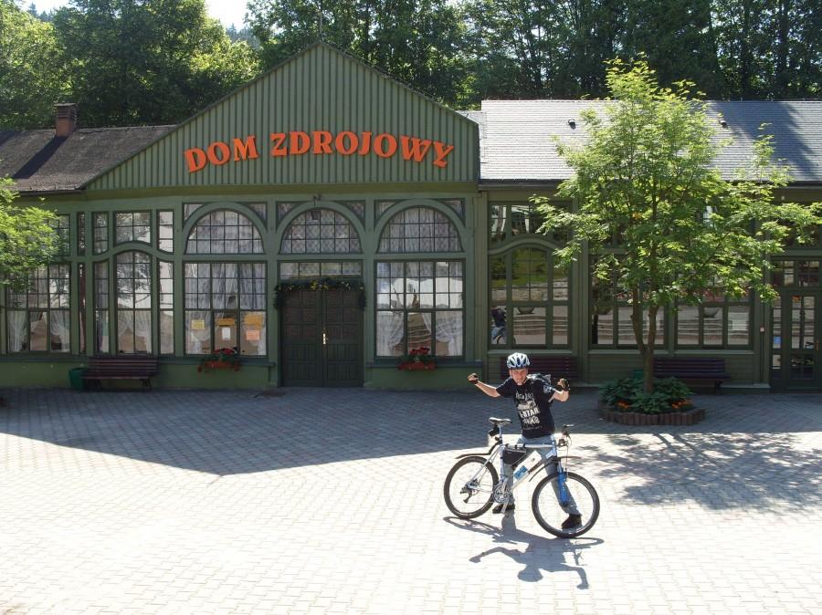 Demonstracja siły Ryjka jaką posiada na dzisiejszą wyprawę ;). Czyli zwarty i gotowy. Oczywiście dalej park zdrojowy.