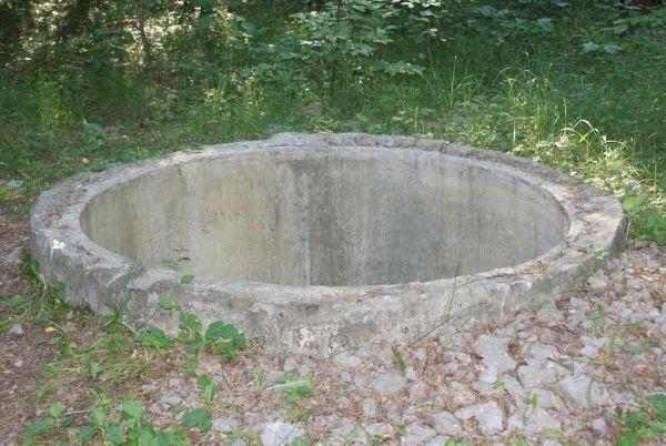 wielka dziura, niczym nie przykryta