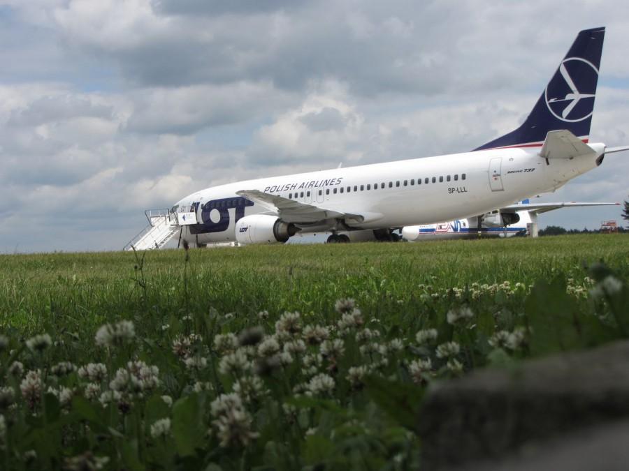 Perspektywa z trawy :) - Boeing 737 LOTu.
