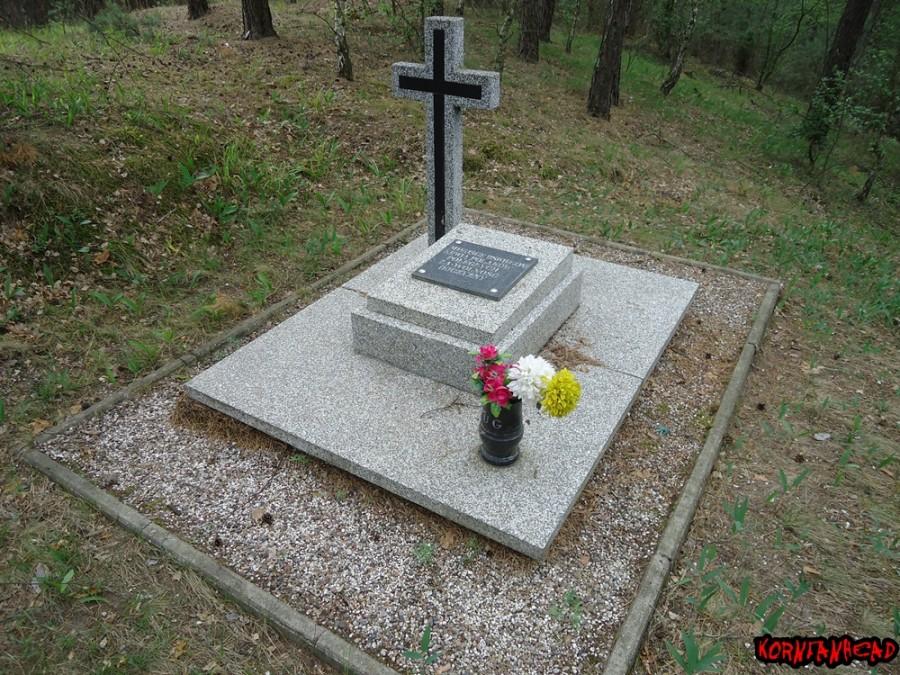 Taki sam napis na drugiej mogile.