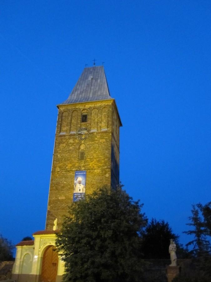 Pięknie oświetlona wieża sanktuarium w ŚW. KATARZYNIE