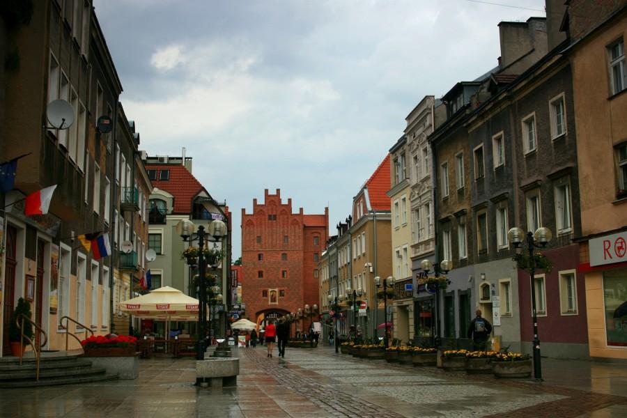 Jedna z uliczek Starego Miasta w Olsztynie z Bramą Górną w tle