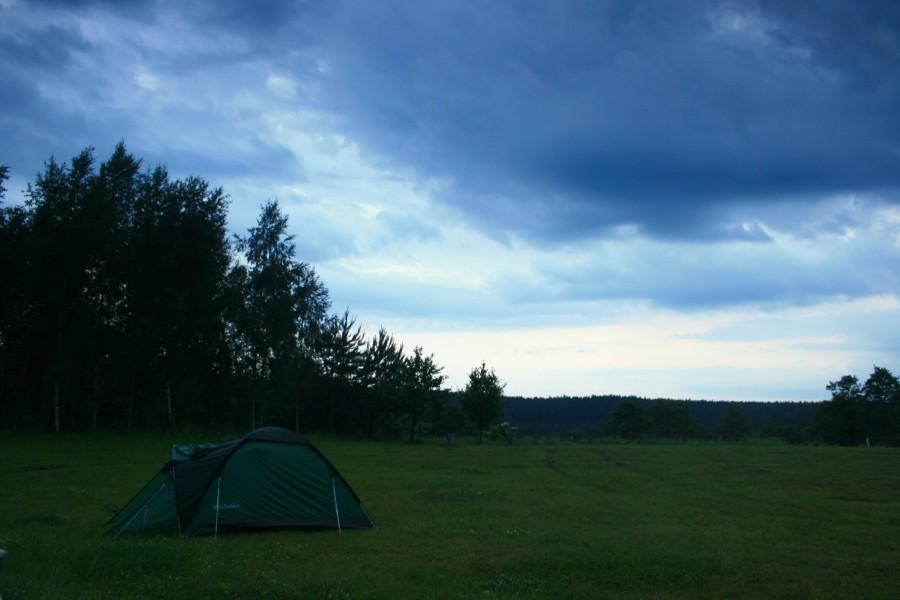 Nad polem namiotowym przewalały się ciemne chmury i co chwilę padało