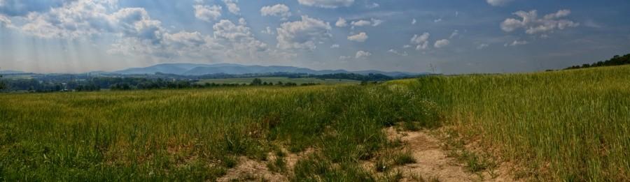 Panorama z okolic Rudzicy - w tle Beskidy - tam jadę