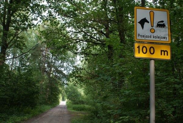 uwaga przejazd kolejowy w lesie