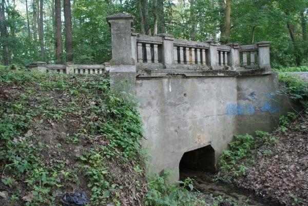 z dołu