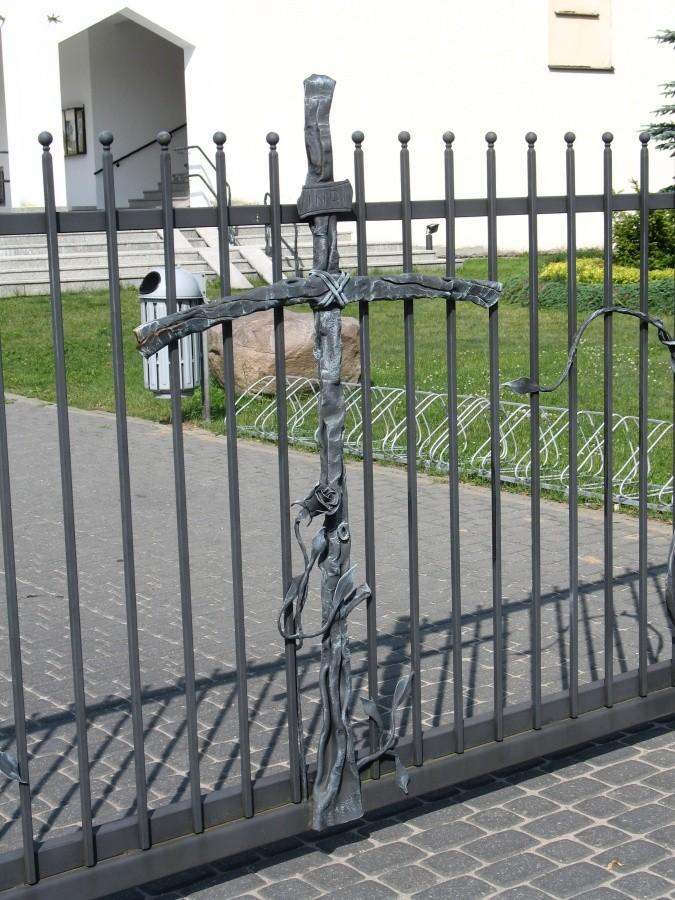 brama kościoła w Mrokowie - lubie takie kowalskie wyrazy artyzmu