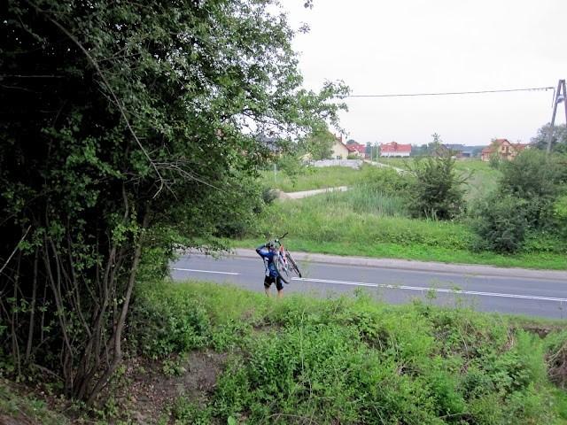 Ale jak tu zejśc z nasypu na drogę
