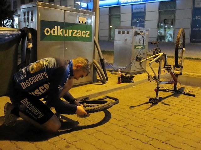 No to na koniec wyjazdu zmiana dętki