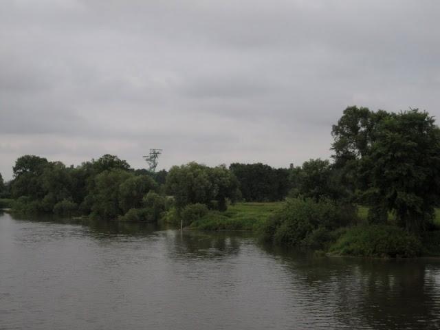 Widok z oddali na wieżę widokową