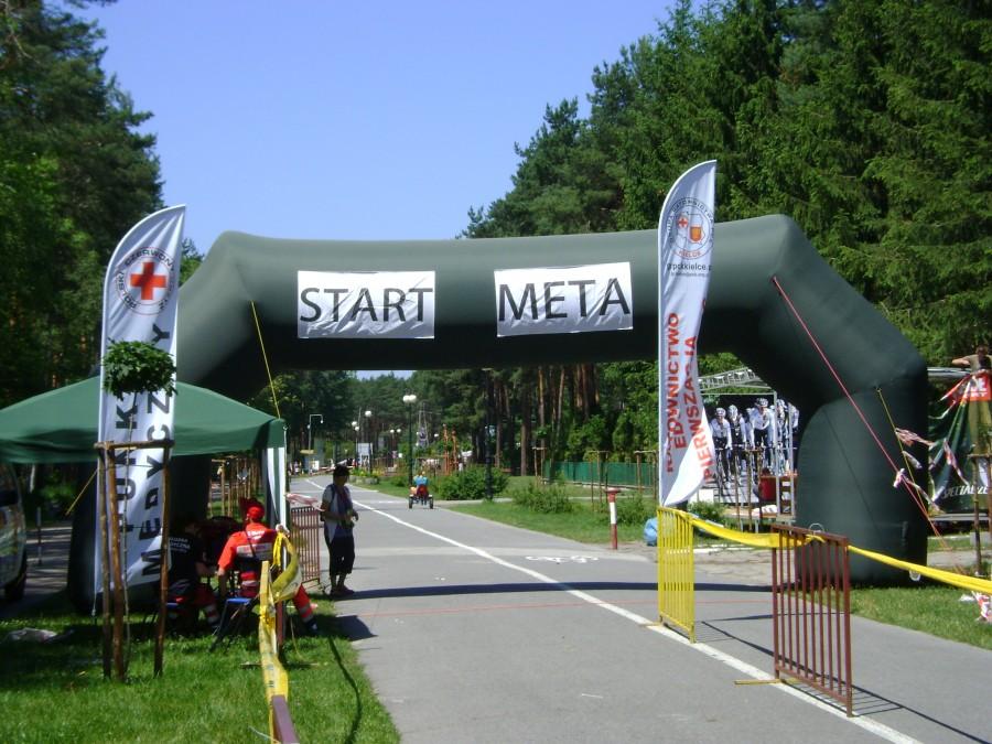 Start i meta zawodów w Sielpi na ulicy Spacerowej.