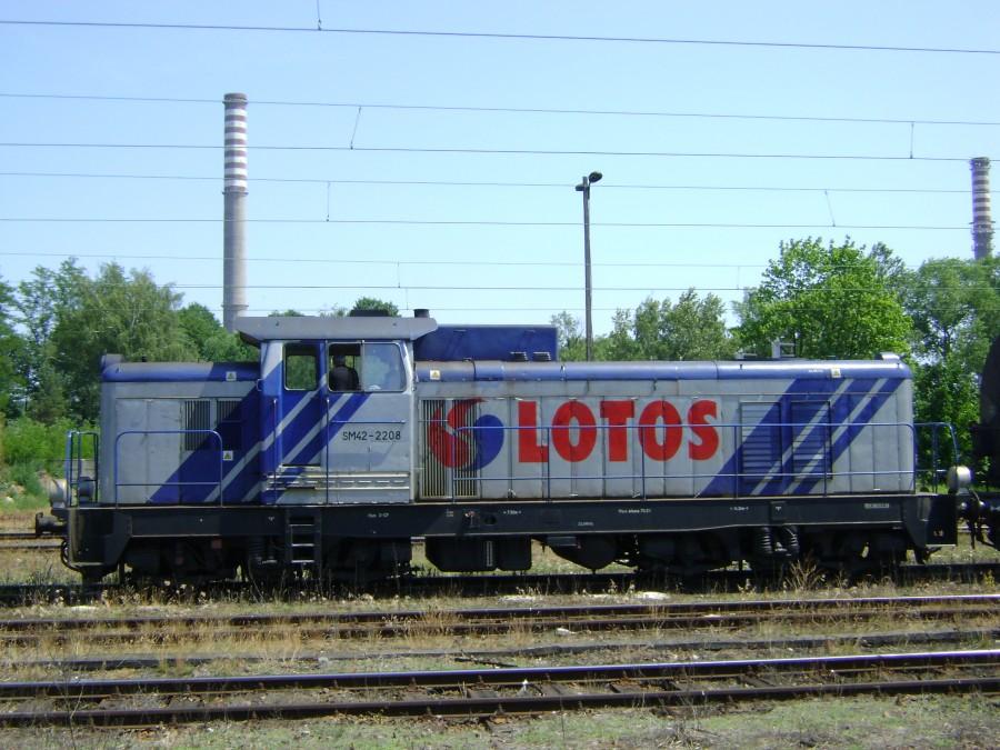 SM42-2208 Lotos Kolej oczekuje na zezwolenie na wyjazd ze stacji Tomaszów Maz