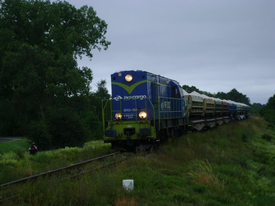 SM31-150 PKP CARGO z piaskarkami zmierza w kierunku stacji Tomaszów Maz