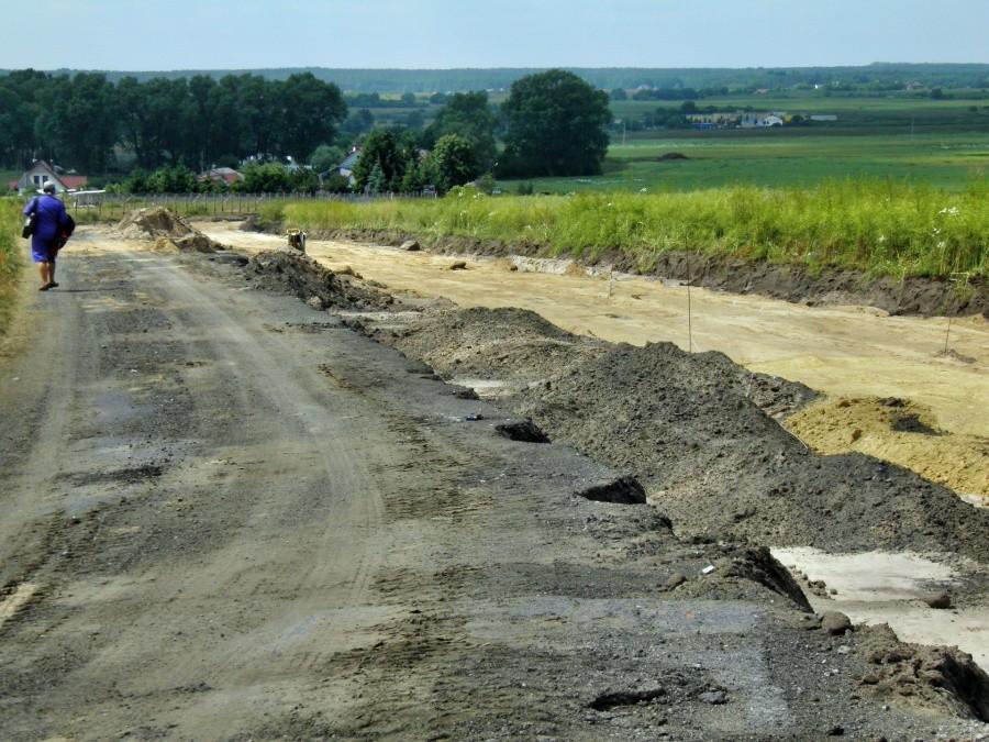 Wreszcie faktycznie rozpoczęły się prace przy remoncie drogi Bezrzecze - Redlica.