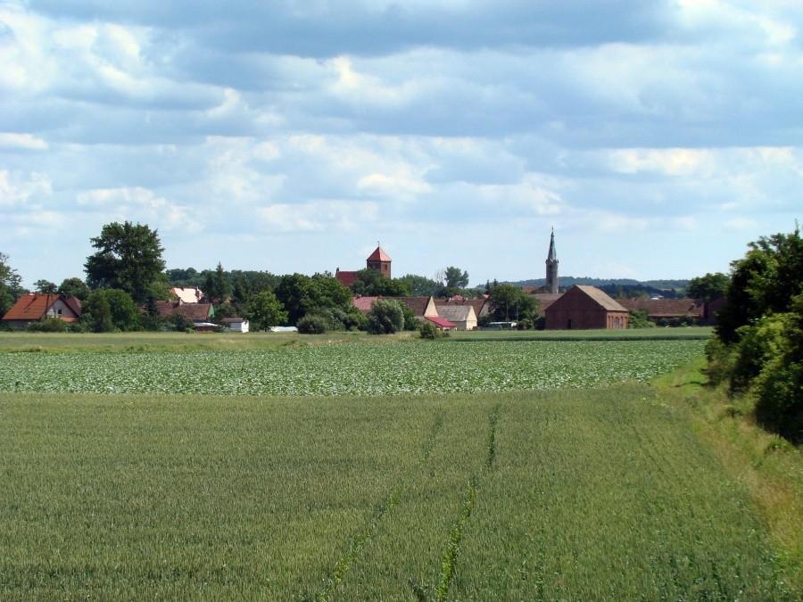Nielubia z jej dwoma kościołami. Widok od strony Glinicy