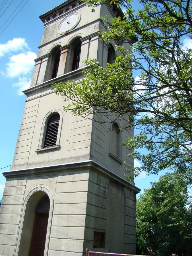 Dzwonnica w Słonem zbudowana na miejscu zrujnowanego kościoła.