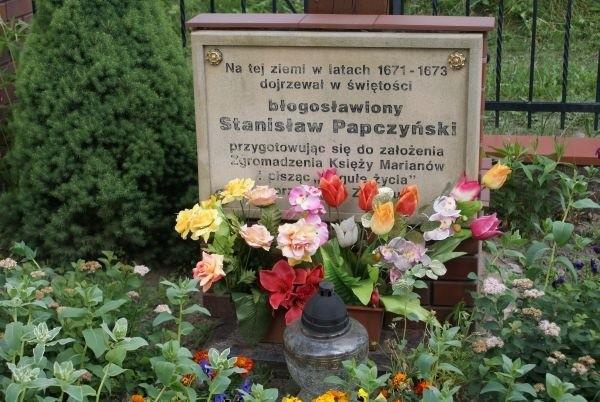 tablica przy kapliczce