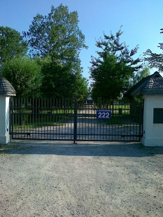 Dworek jest ładne położony