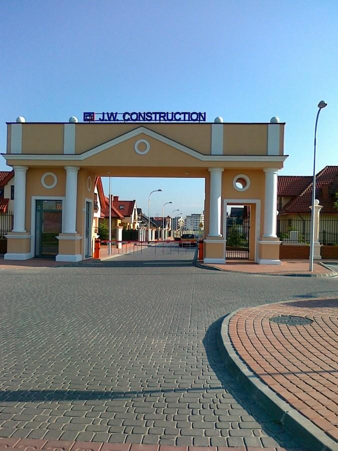 Kiczowata brama wjazdowa na osiedle