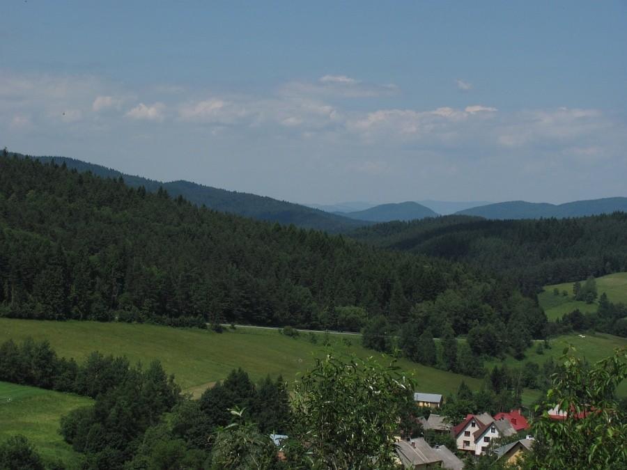 z Huty nad Krzyżówką, w dole pod lasem trasa podjazdu