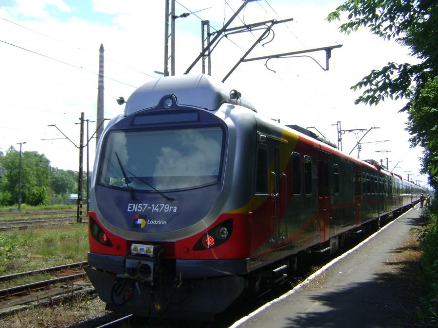 Zmodernizowany EN57 1479ra na stacji Tomaszów Maz