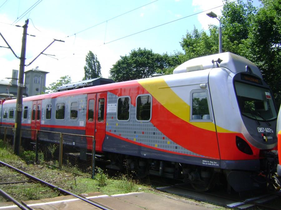 Zmodernizowany EN57 1452ra na stacji Tomaszów Maz