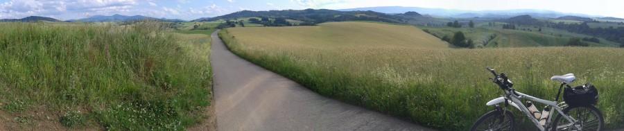 Mała panorama i droga z Koloni na Jaszkową Górną.
