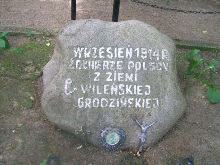 na tyłach cmentarza w Cieciszewie znajduje się mogiła z początku I wojny śiwatowej