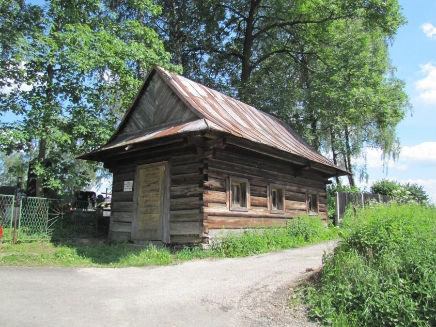 Domek obok cmentarza w Istebnej