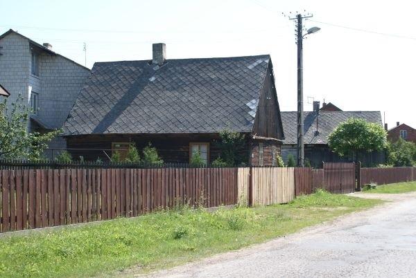 drewniane chaty gdzieś po drodze