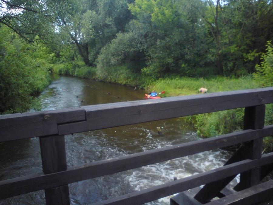 Kajakarze przez drewniany most