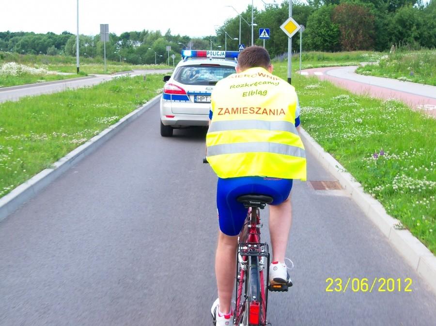 JEDNA Z KAMIZELEK ODRÓŻNIAŁA SIĘ OD POZOSTAŁYCH I PRZYCIĄGAŁA OBIEKTYWY