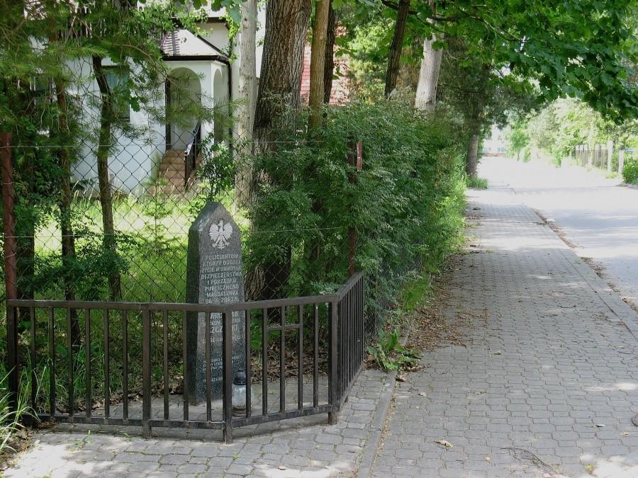 Magdalenka - pomnik poległych antyterrorystów