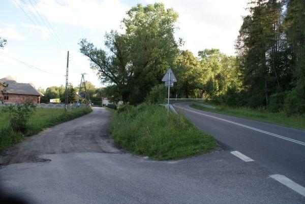 wyjeżdżałam z dróżki po lewej stronie, ta prawej, to zakręt śmierci