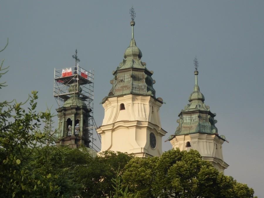 Wieże późnobarokowego kościoła św. Ludwika we Włodawie