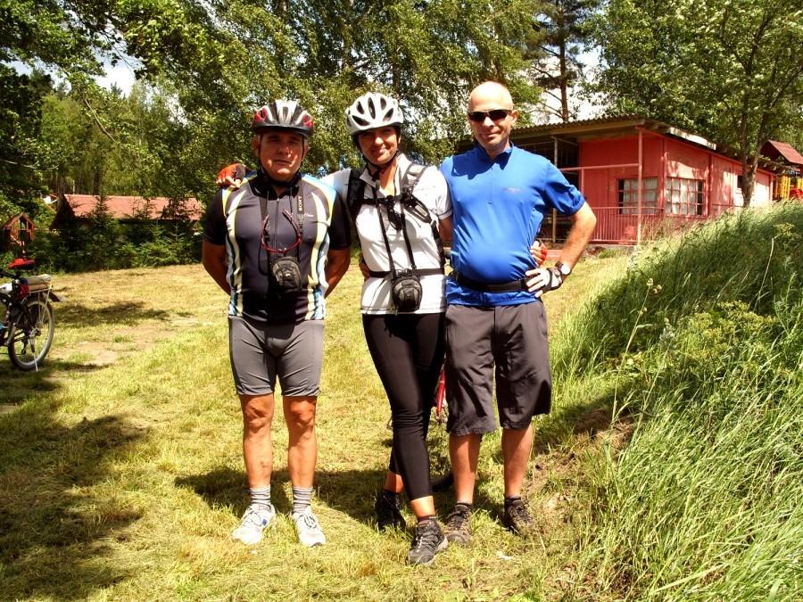 Nasza rowerowa trójka nad jeziorem w Kazubiu