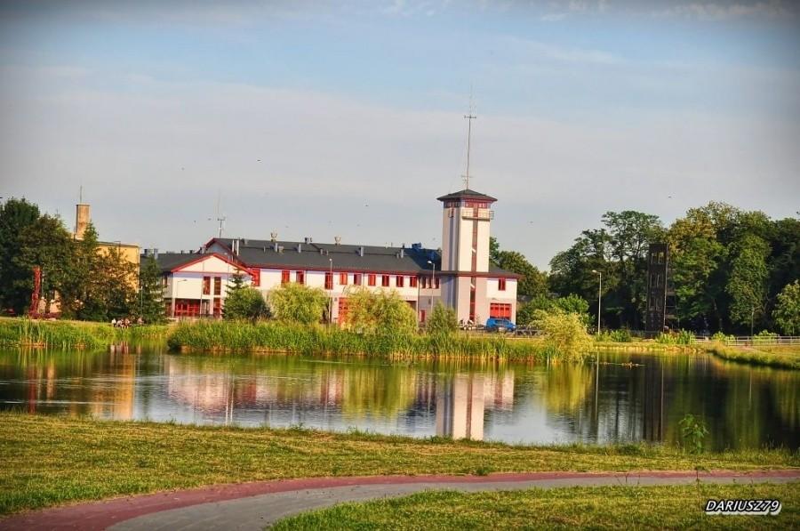 Staszów - Nowy park miejski w tle Straż Pożarna