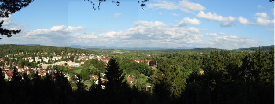 Panorama Polanicy z tarasu widokowego trasy niedźwiadka.